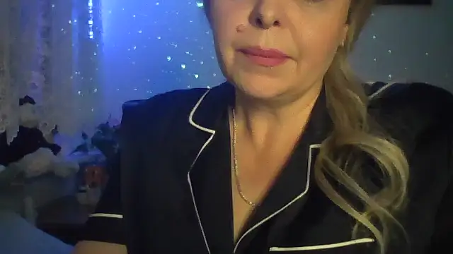 Snapshot of BellaaKiss chatting on June 6, 9:52 pm BellaaKiss online show from June 6, 9:52 pm