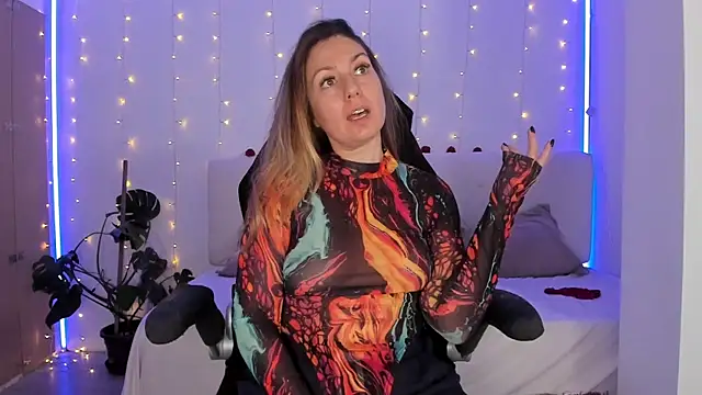 LindaWhite  online show from December 2, 4:57 pm