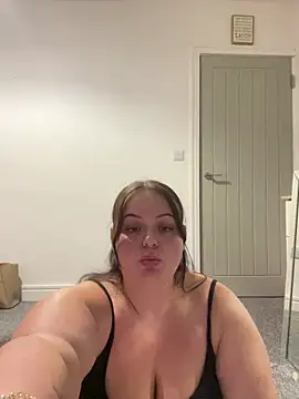 Snapshot of LillyMaexx chatting on June 5, 10:04 pm LillyMaexx online show from June 5, 10:04 pm