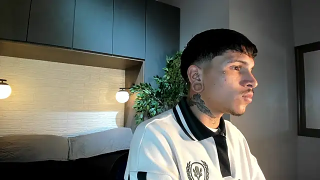 Snapshot of Valentino_Knox chatting on June 4, 11:27 am Valentino Knox online show from June 4, 11:27 am