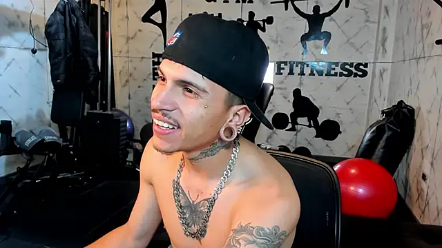 Snapshot of Valentino_Knox chatting on June 10, 3:33 pm Valentino Knox online show from June 10, 3:33 pm