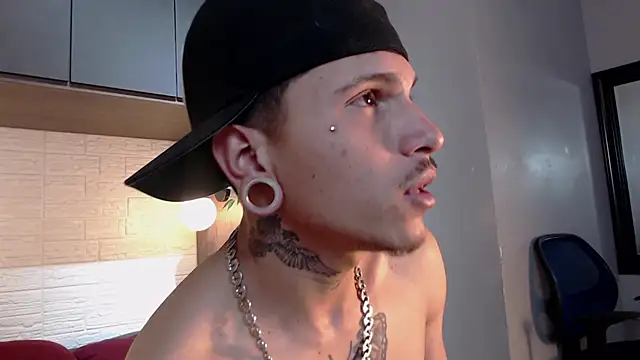 Snapshot of Valentino_Knox chatting on June 11, 6:39 pm Valentino Knox online show from June 11, 6:39 pm