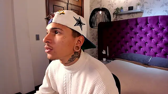 Snapshot of Valentino_Knox chatting on June 13, 12:03 pm Valentino Knox online show from June 13, 12:03 pm