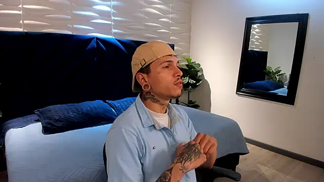 Snapshot of Valentino_Knox chatting on June 20, 12:30 pm Valentino Knox online show from June 20, 12:30 pm