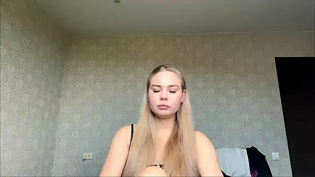 Snapshot of Cary_blonde chatting on June 15, 6:04 am Cary blonde online show from June 15, 6:04 am