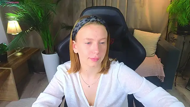 Snapshot of BeatriceLoven chatting on June 12, 9:35 pm BeatriceLoven online show from June 12, 9:35 pm