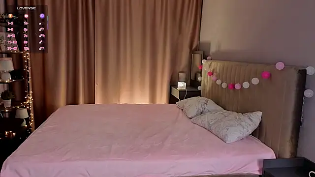 JenevaLitalien online show from June 7, 6:22 pm