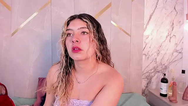 Snapshot of ChloeBelle_ chatting on June 18, 12:42 pm ChloeBelle online show from June 18, 12:42 pm