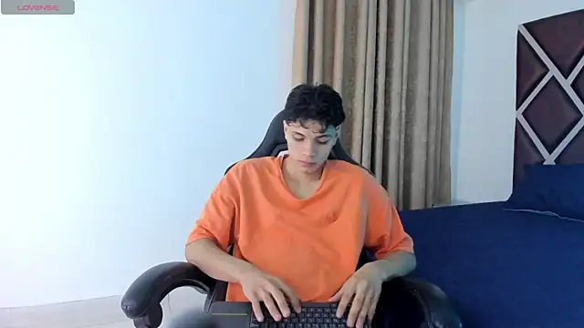 Snapshot of Ithan_Hott chatting on July 4, 3:45 am Ithan Hott online show from July 4, 3:45 am
