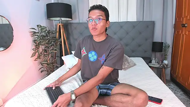 Snapshot of Camilo_Santoss chatting on June 12, 12:37 pm Camilo Santoss online show from June 12, 12:37 pm