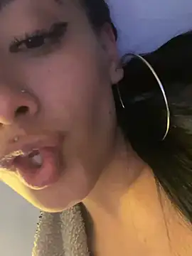 Skinytwin online show from June 2, 3:30 am