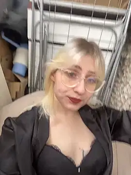 Snapshot of xp_blondie chatting on June 5, 6:20 am xp blondie online show from June 5, 6:20 am