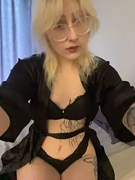Snapshot of xp_blondie chatting on June 12, 1:43 pm xp blondie online show from June 12, 1:43 pm