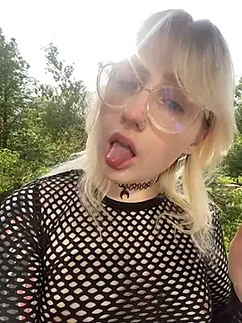 Snapshot of xp_blondie chatting on June 14, 1:24 pm xp blondie online show from June 14, 1:24 pm