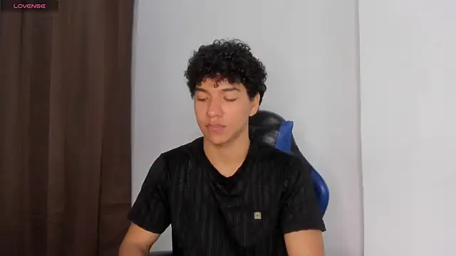 Snapshot of Maximiliano_Young chatting on June 4, 12:44 pm Maximiliano Young online show from June 4, 12:44 pm