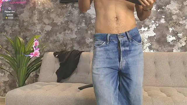 Snapshot of Maximiliano_Young chatting on June 10, 1:32 pm Maximiliano Young online show from June 10, 1:32 pm