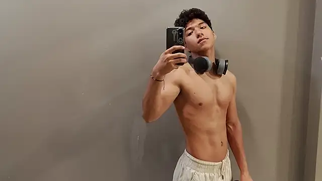 Snapshot of Maximiliano_Young chatting on July 20, 12:51 pm Maximiliano Young online show from July 20, 12:51 pm