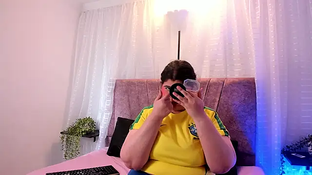 Emilie Jones online show from June 13, 1:53 pm