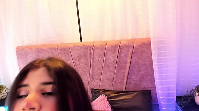 Emilie Jones online show from June 17, 7:59 pm