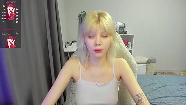 voguecaroline online show from June 30, 8:10 pm