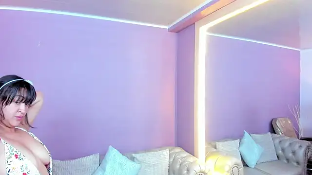 amberhanks online show from June 14, 11:56 am
