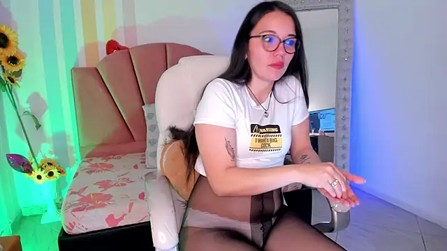 Snapshot of Emma_lakshmi chatting on July 18, 3:49 pm Emma lakshmi online show from July 18, 3:49 pm