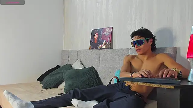Snapshot of tommyhot7 chatting on June 12, 8:19 pm tommyhot7 online show from June 12, 8:19 pm