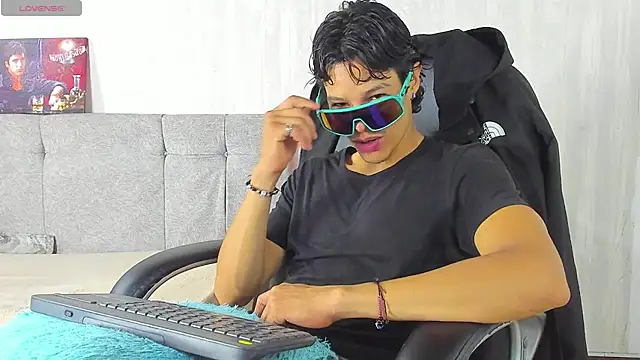 Snapshot of tommyhot7 chatting on June 15, 11:07 pm tommyhot7 online show from June 15, 11:07 pm