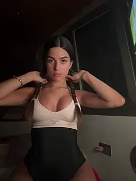 Snapshot of miaabelluccii chatting on June 7, 9:29 pm miaabelluccii online show from June 7, 9:29 pm