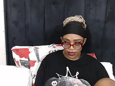 Snapshot of SultryDivax chatting on June 14, 2:24 am SultryDivax online show from June 14, 2:24 am
