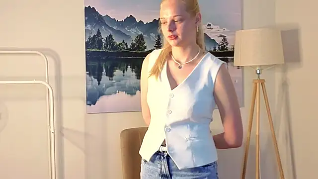 Snapshot of GabrieleHonor chatting on June 4, 5:02 am GabrieleHonor online show from June 4, 5:02 am
