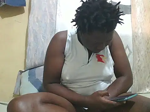 Snapshot of Ebony_creamie chatting on June 6, 6:18 am Ebony creamie online show from June 6, 6:18 am