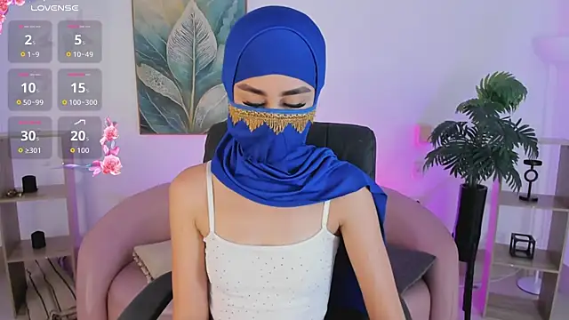 Snapshot of Alina_Malak chatting on June 4, 8:26 pm Alina Malak online show from June 4, 8:26 pm