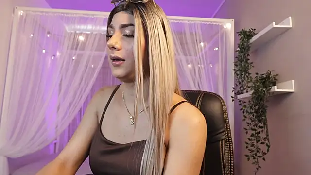 Snapshot of Martinaa_Rose chatting on July 28, 12:48 pm Martinaa Rose online show from July 28, 12:48 pm