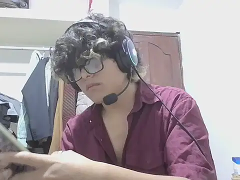 Snapshot of layom_21 chatting on June 27, 7:02 am layom 21 online show from June 27, 7:02 am
