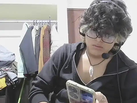 Snapshot of layom_21 chatting on July 1, 4:03 am layom 21 online show from July 1, 4:03 am