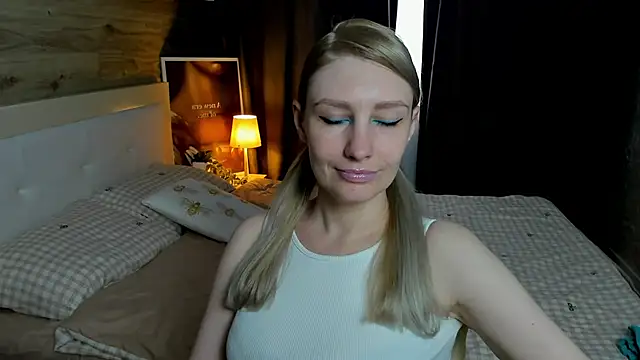 Snapshot of ReginaAmour chatting on June 8, 1:00 pm ReginaAmour online show from June 8, 1:00 pm
