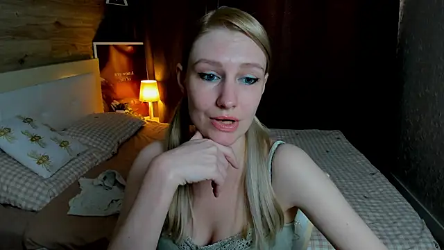 Snapshot of ReginaAmour chatting on June 14, 1:24 pm ReginaAmour online show from June 14, 1:24 pm