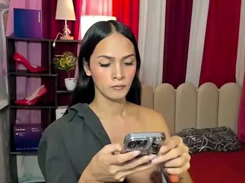 Snapshot of XxBeautyxX chatting on June 13, 7:06 am XxBeautyxX online show from June 13, 7:06 am
