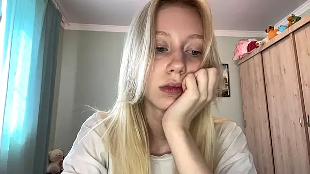 Snapshot of BossedFrog chatting on June 4, 12:11 pm BossedFrog online show from June 4, 12:11 pm
