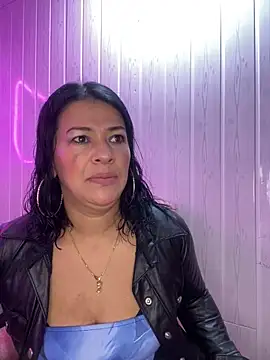 Snapshot of Selin_mehott chatting on June 9, 11:11 am Selin mehott online show from June 9, 11:11 am