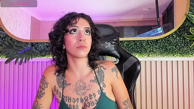 julimonroe  online show from June 11, 3:15 am