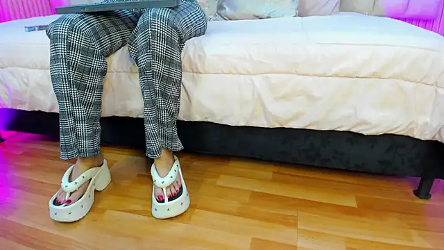 julimonroe  online show from June 22, 1:51 am