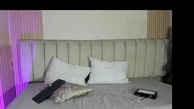 julimonroe  online show from June 27, 1:32 am