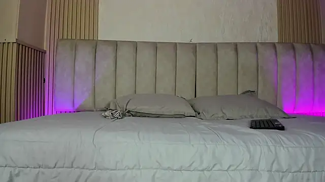 julimonroe  online show from July 4, 2:07 am