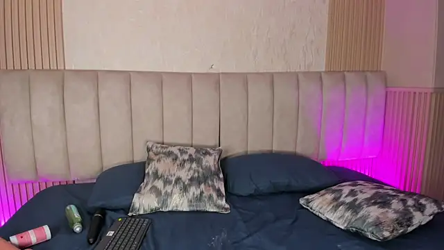 julimonroe  online show from July 7, 7:23 am