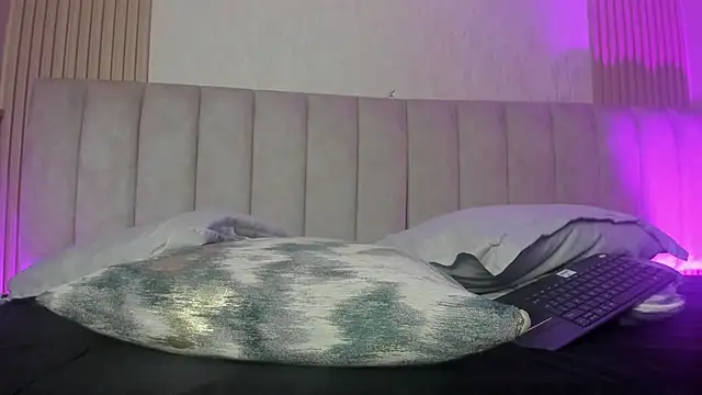 julimonroe  online show from July 9, 1:09 am