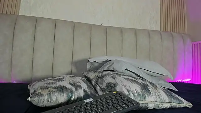 julimonroe  online show from July 10, 1:21 am