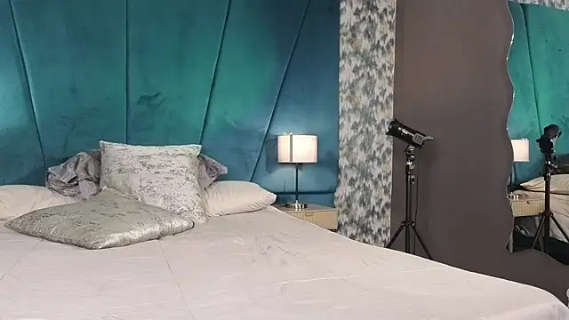 julimonroe  online show from July 15, 3:23 am