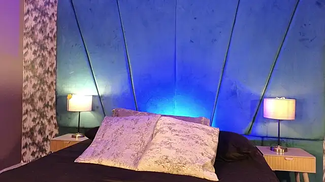 julimonroe  online show from July 31, 3:17 am